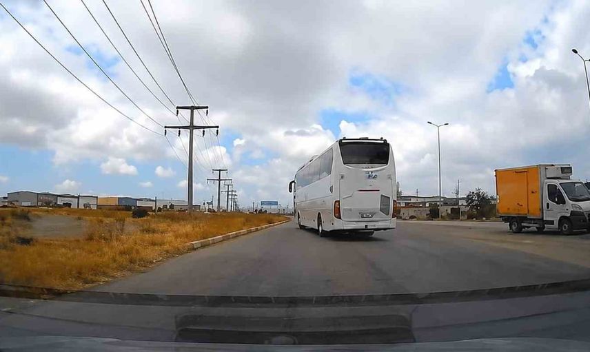 Bandırma'da otobüsün ters yönden ilerleyişi trafikte tepkilere neden oldu