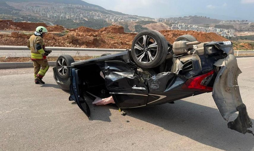 Gültepe'de kavşakta çarpışma: otomobil takla attı, 4 kişi yaralandı