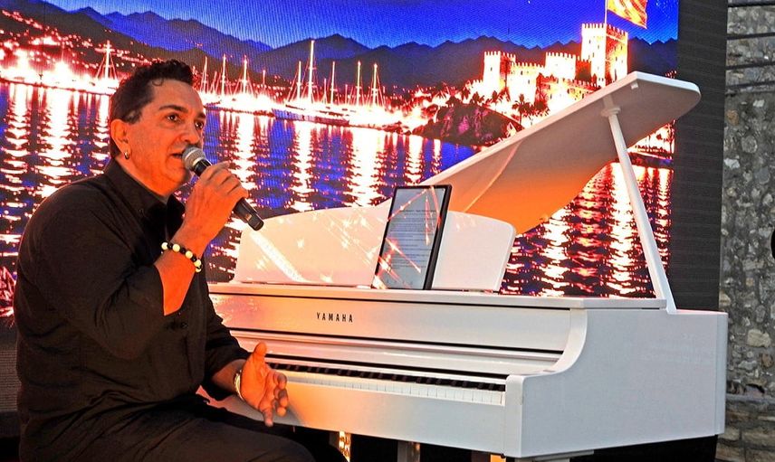 Çeşme'de doğan ezgiler kale duvarlarında yankılandı: Mustafa Boran Durgun konseri