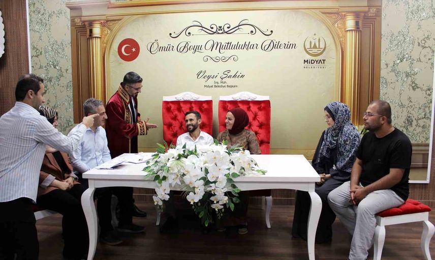 Midyat'ta işaret diliyle evlenen çiftin nikâhı mutluluk getirdi