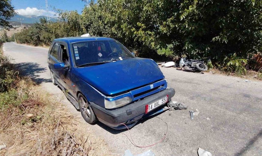 Mudurnu'da kavşakta çarpışma: motosiklet sürücüsü yaralandı