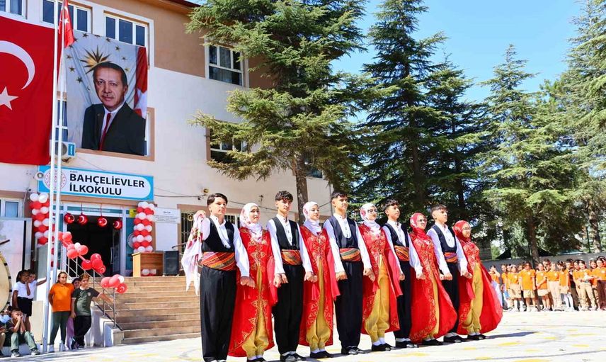 Elazığ'da Bahçelievler ilkokulunda öğrencilerin sesiyle ilk öğretim haftası kutlandı