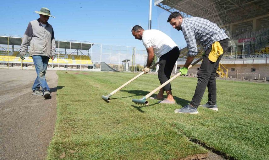 Muş stadyumu kışa hazırlanıyor: alttan ısıtma kuruldu, çim serimi başladı
