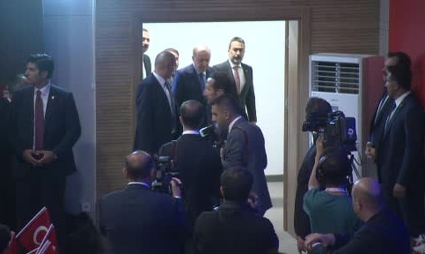 Törende türkü söyleyen Erdoğan