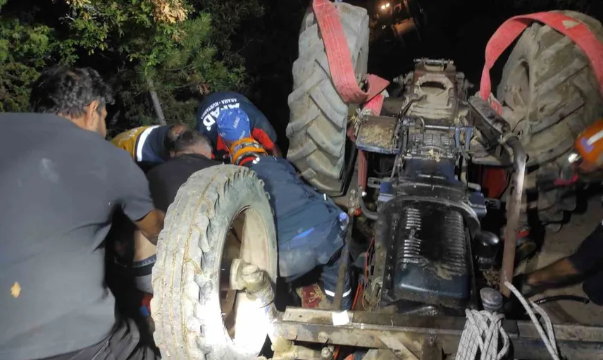 Orman yolunda devrilen traktörün altında sıkışan sürücü uzun süren müdahale ile kurtarıldı