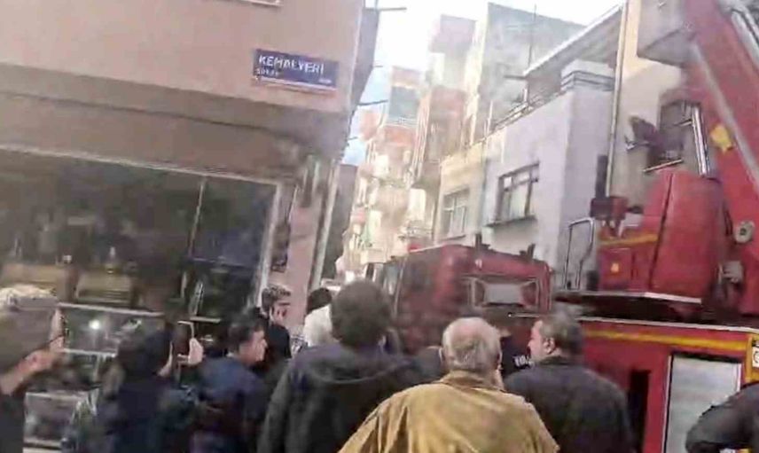 Çanakkale'de çatı katında çıkan yangın itfaiyeyi seferber etti