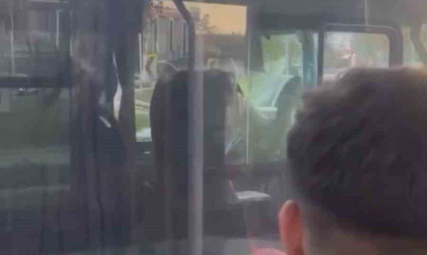 Bursa'da canlı trafik tartışması: otobüs ve minibüs şoförleri cep kameralarında
