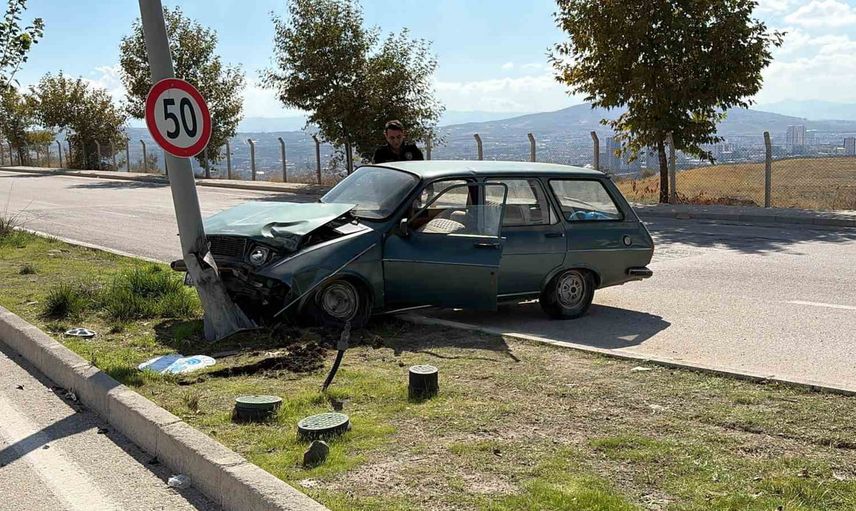 Elazığ'da bulvarda kontrolden çıkan otomobil direğe çarptı, iki kişi yaralandı