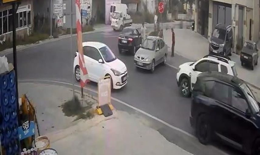Geri manevrada çarptığı dur tabelasını yerinden sökmeye çalıştı