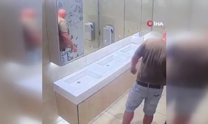 Prag'da sabun bitince aynayı yumrukladı, güvenlik kamerası kaydetti