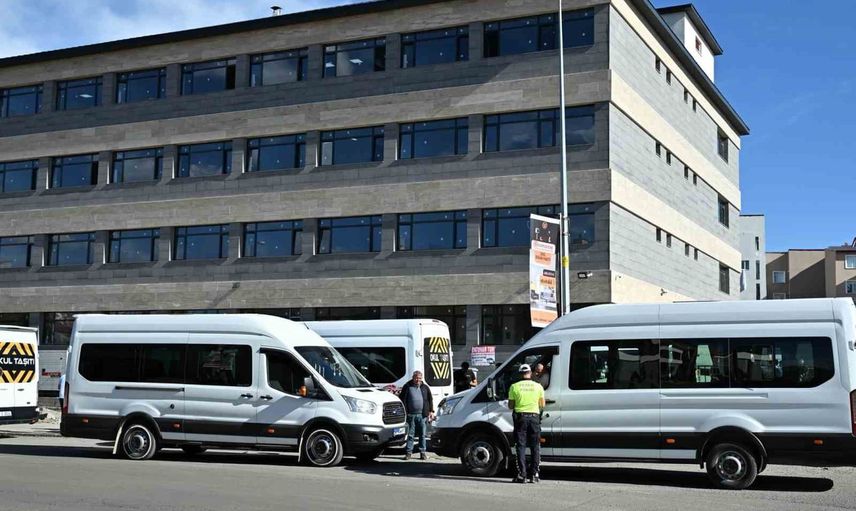 Kars'ta okul çevresi ve servis denetimlerinde güvenlik seferberliği