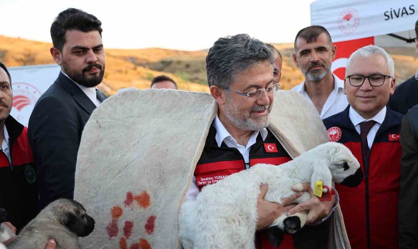 Kepenekle kovan başında bal sağdı, hedefi açıkladı: Türkiye arıcılıkta dünya ikincisi