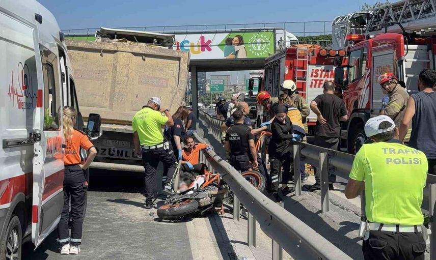 Bağcılar Basın Ekspres'te geçmeye çalışırken kamyonun altında kalan motosikletli hayatını kaybetti