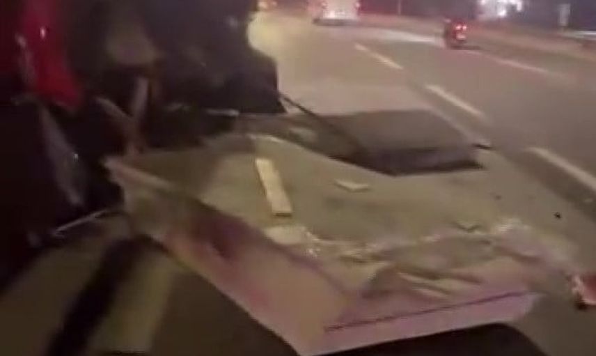 D-100'de peş peşe refüj kazası: dorsesi yola saçılan tır ve 100 metre ilerde çarpan otomobil