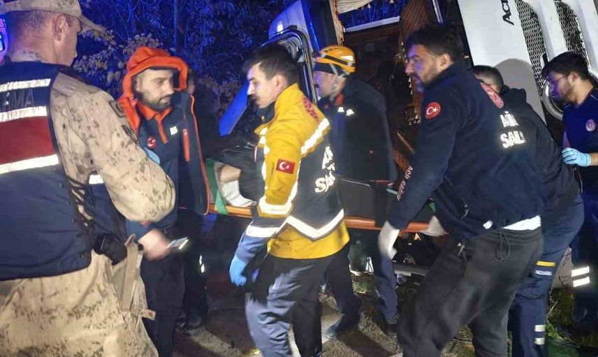 Kamyon şarampole devrildi, Afad sürücüyü kurtardı