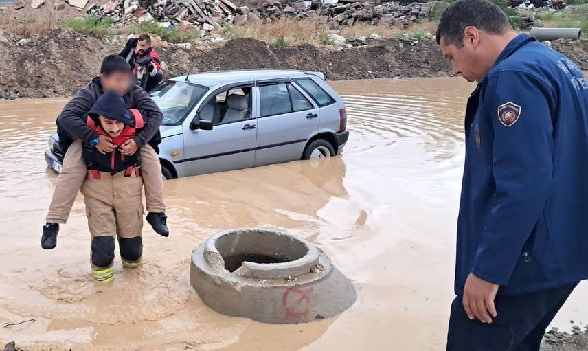İtfaiyeci, su basan yolda mahsur kalan çocuğu sırtında taşıyarak güvenliğe ulaştırdı