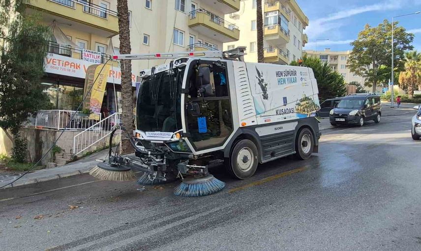Kuşadası sokaklarında küçük dev ile kapsamlı temizlik
