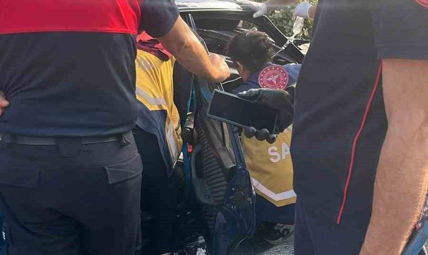 Kaptaş Kaymaklar'da işçi servisi ile otomobil çarpıştı, sürücü ağır yaralandı