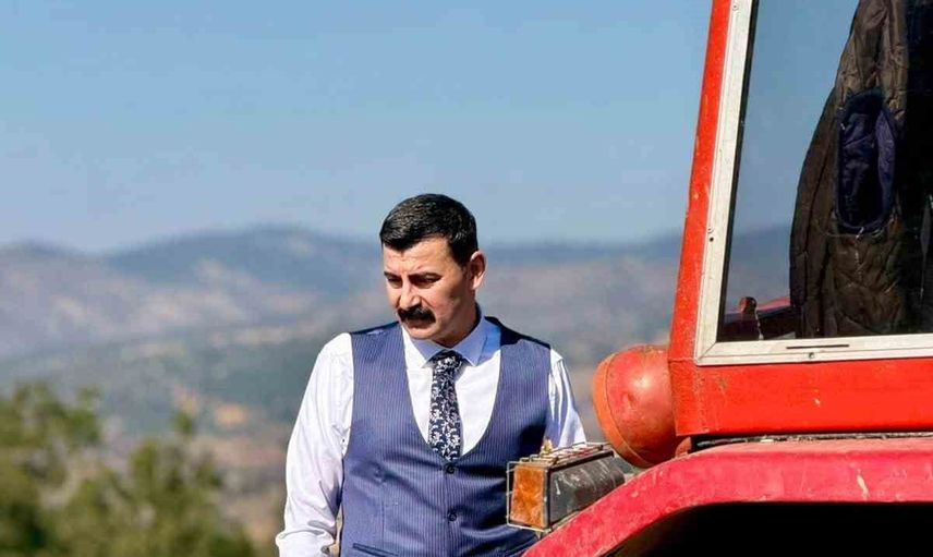 Sahada kaymakam: Ertuğrul Arslan traktör direksiyonuna geçti