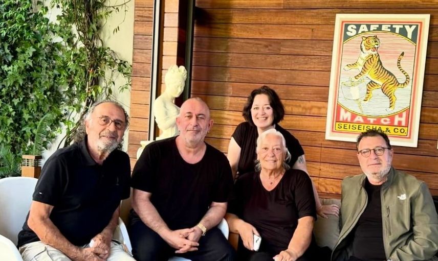 Cem Yılmaz taburcu oldu: ailesiyle paylaştığı fotoğraf sevenlerini mutlu etti