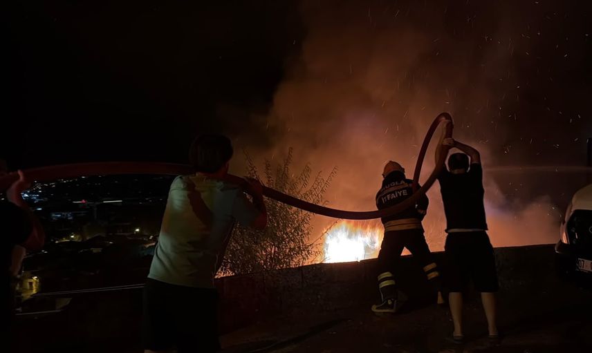 Menteşe'de metruk evde alevler geceyi aydınlattı: itfaiye ve mahalle yangını kontrol altına aldı