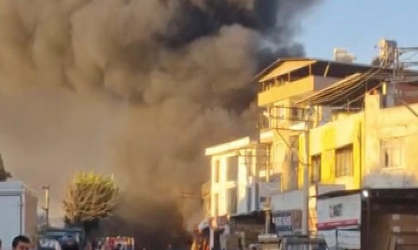 Buca'da boya malzemelerinin tutuştuğu iş yerinde patlamalar paniğe yol açtı