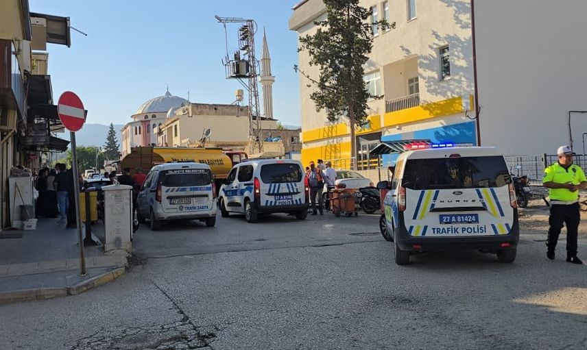 İslahiye'de unutulan el freni su tankerini hareket ettirdi, üç araç zarar gördü