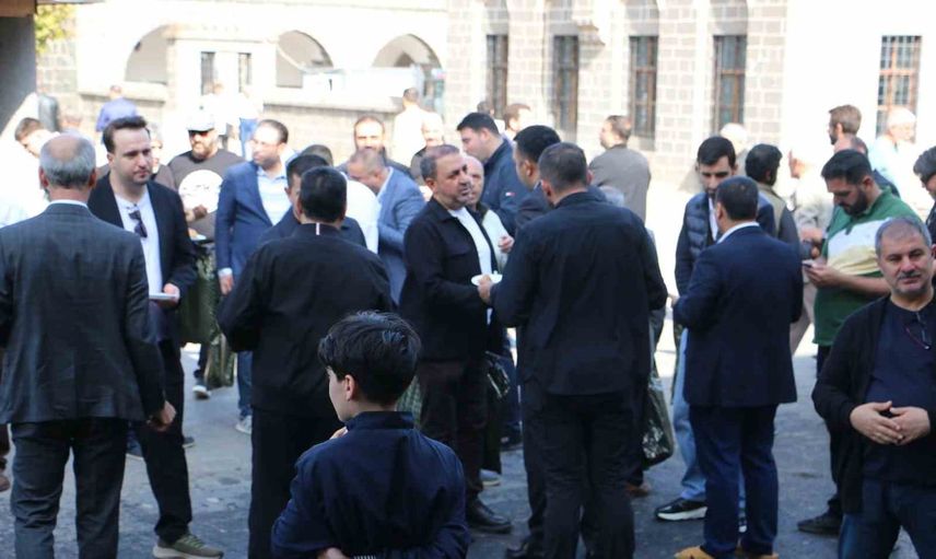 Sur'da hatırlama: Bozkuş ailesinin mevlidi siyaset ve iş dünyasını buluşturdu