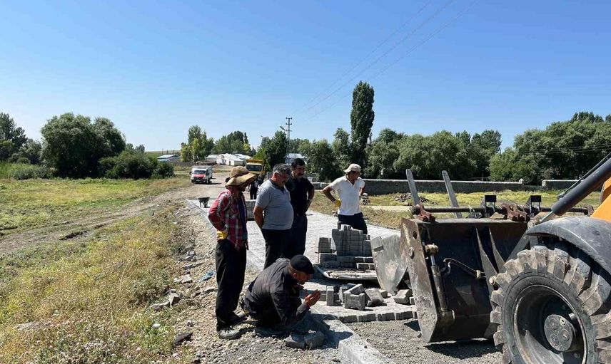 Üçpınar köyünün yolları parke taşlarıyla modernize ediliyor