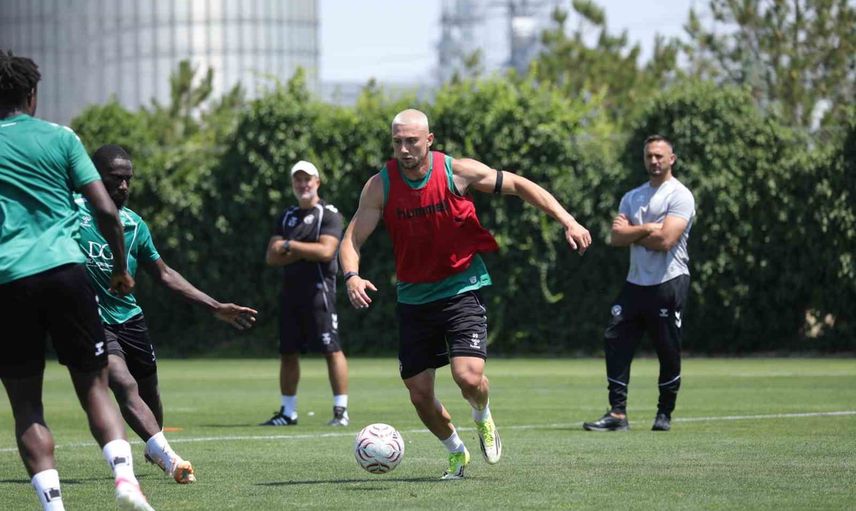 Konyaspor, Fenerbahçe deplasmanı için tempoyu artırdı