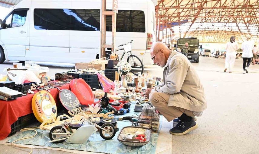 Manisa'da farklı dönemlerden parçalar Laleli Pazar Yeri'nde alıcı bekliyor