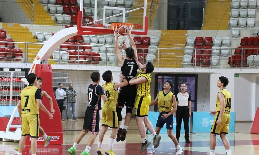 Sivas'ta amatör spor haftası renkli hentbol ve basketbol gösterilerine ev sahipliği yaptı