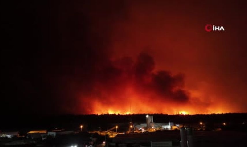 Aksu yangını fabrikaların etrafını sardı, vinçler suyla müdahale etti