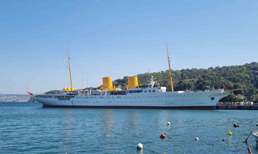 TCG Savarona İstanbul Boğazı'ndan geçti, Sarıyer'de demirledi