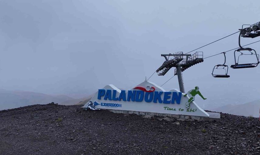 Palandöken zirvesi yeni yağışla beyaza büründü