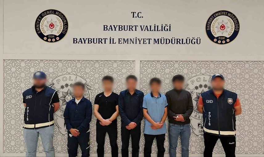 Bayburt’ta insan kaçakçılığı iddiasıyla 5 Afganistan uyruklu göçmen ve 2 şüpheli gözaltında