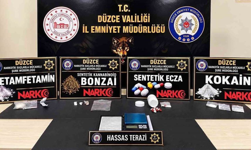 Düzce'de ev baskınında farklı türlerde uyuşturucu ve hassas terazi ele geçirildi