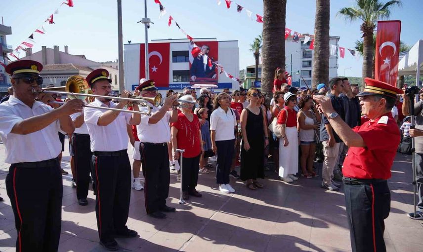 Ayvalık'ta 30 ağustos coşkusu meydandan fener alayına