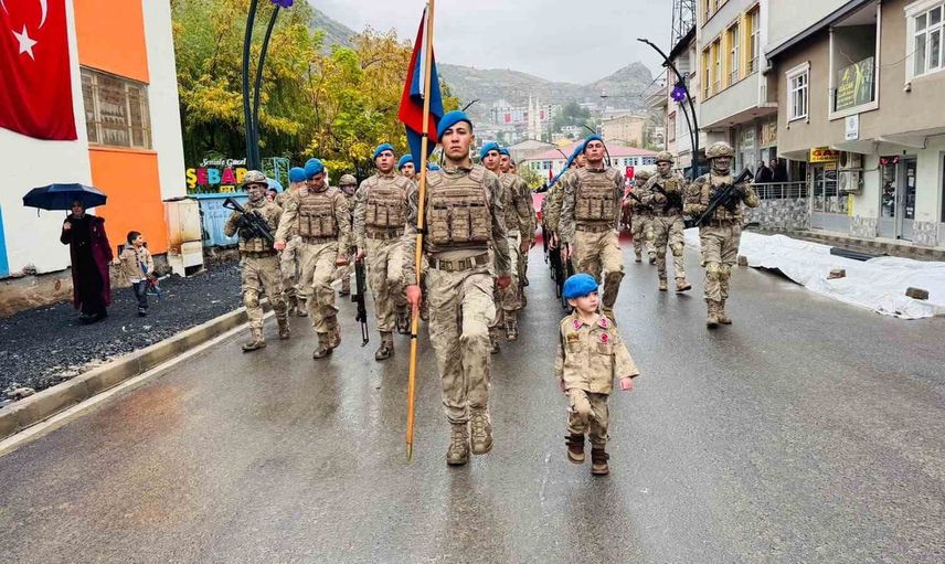 Yağmura rağmen kortejde yürüyen minik bayramın simgesi oldu