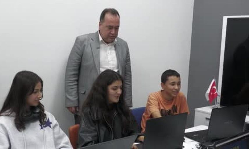 Manisa'da akademi manisa ilk mezunlarını verdi: kodlarla yazılan bir başlangıç