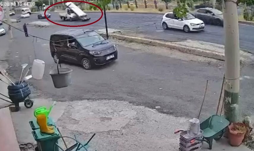 Diyarbakır'da ani frenle kamyonetten yola demir savruldu