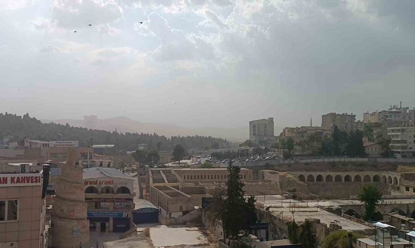 Kuzeyden gelen toz bulutu Şanlıurfa'da yaşamı etkiledi