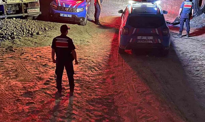 Manavgat'ta araziden izinsiz kum alınmasına jandarmadan müdahale
