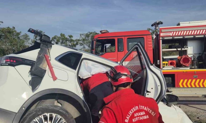 Susurluk Şeker Fabrikası mevkisinde refüje giren araçta 2 kişi yaralandı