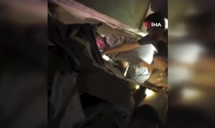 Gazze'de yıkılan 7 katlı binanın enkazında umut ve kaygı