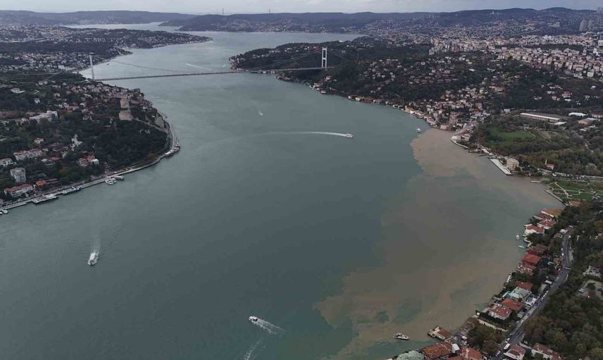 Sağanak sonrası Küçüksu'dan gelen çamur boğazın rengini değiştirdi