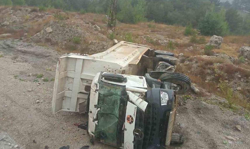 Bolu'da yağış sürücünün kontrolünü etkiledi: hafriyat kamyonu şarampole devrildi, sürücü yaralandı