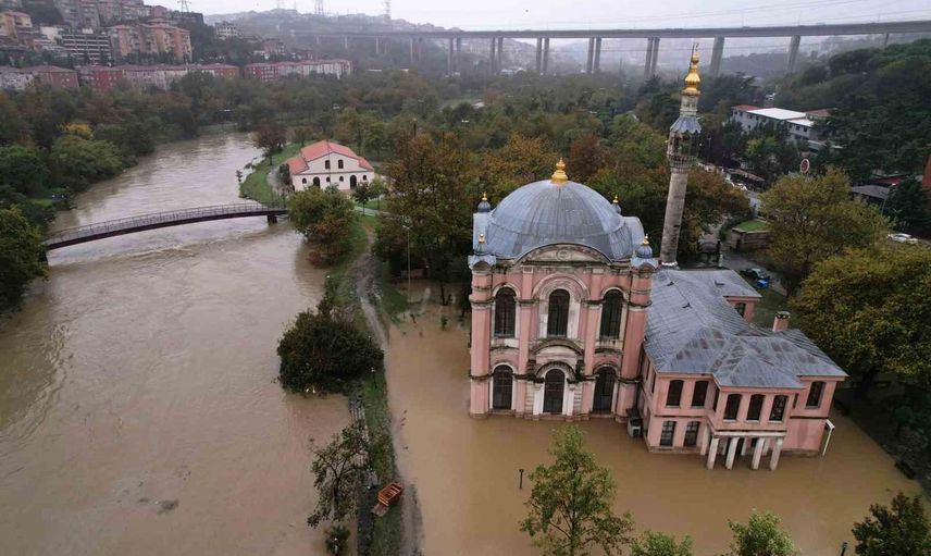 Kağıthane'de yağmurun göle çevirdiği Sadabad bahçesinde cami ve atölye sular altında