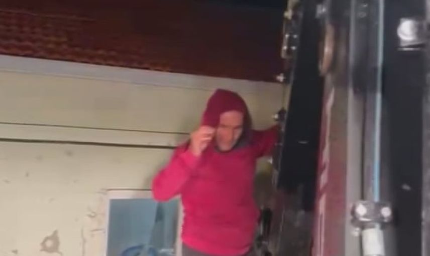 Esenköy'de taşan derede mahsur kalan bekçi kepçeyle kurtarıldı