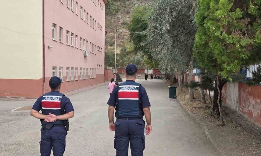 Okul çevrelerinde emniyet odaklı uygulama: jandarma 15 okul 41 aracı kontrol etti